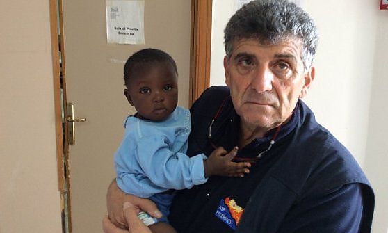 Favour, bimba salvata a Lampedusa. Bartolo, il medico: "Se potessi l'adotterei"
