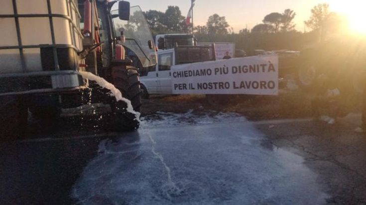 Contro il caro vita e rincaro delle materia prime: trattori in strada sversano latte “invenduto”