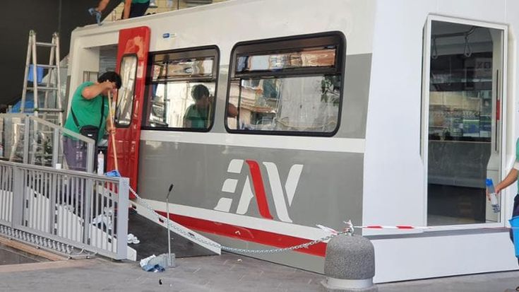 Circumvesuviana, il nuovo treno davanti alla stazione Eav di Napoli Porta Nolana
