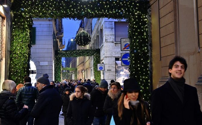 Milano, lo shopping di Natale affolla le strade del lusso