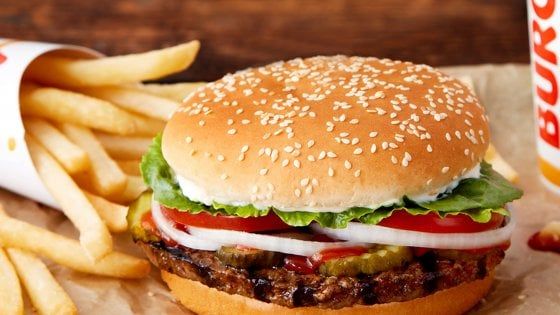 Burger King lancia Rebel Whopper, l'hamburger 100% vegetariano che sembra carne