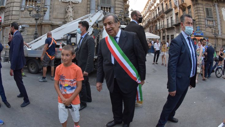 Palermo, il sindaco Orlando accende le luminarie del Festino ai Quattro Canti
