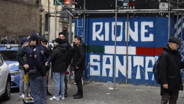 Spari nel rione Sanità a Napoli, feriti due giovani: grave 19enne. La pista di uno scontro tra bande