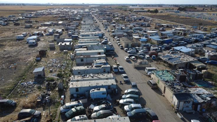 La faida tra caporali che insanguina Borgo Mezzanone, la città invisibile degli schiavi