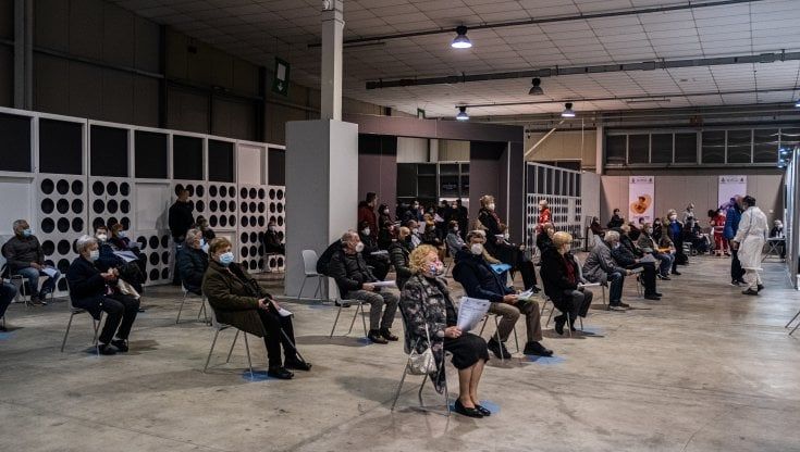 Palermo, vaccini nei centri commerciali e in Fiera anche la notte: il piano per arrivare a 12mila dosi al giorno