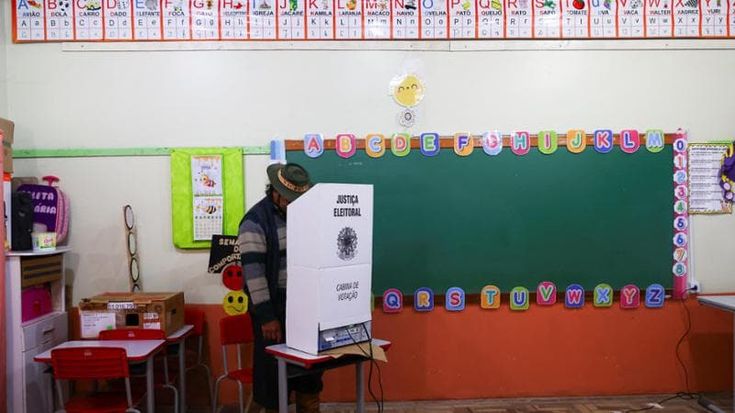 Elezioni in Brasile, si va al ballottaggio. Bolsonaro batte Lula al primo turno: “È la fine della sinistra”