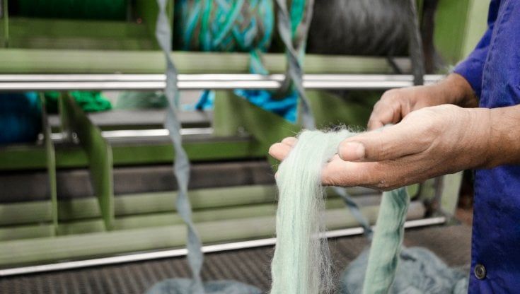 Lockdown, il boom dell'uncinetto e del knitting spinge i filati. L'azienda di Prato: "Cresciamo del 20%"