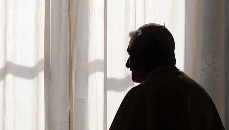 Pedofilia, la solitudine di Ratzinger. Dubbi sulla difesa del segretario Ganswein