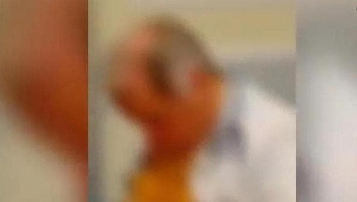 Medico filmato mentre dormiva al pronto soccorso: “Calo di pressione, hanno tentato di avvelenarmi”