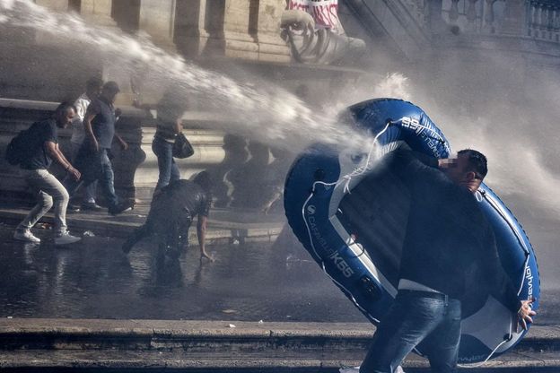 Roma, scontri con la polizia alla manifestazione dei movimenti per la casa al Campidoglio