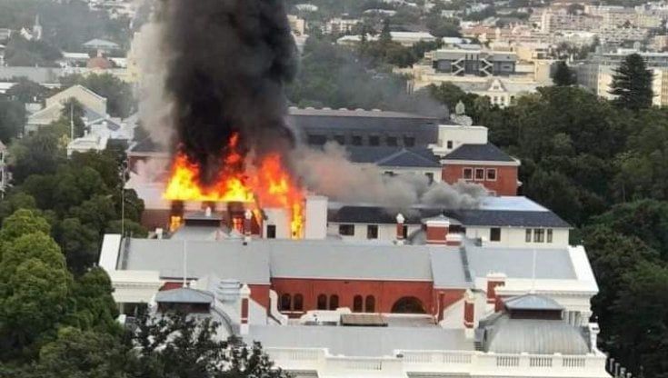 Sudafrica, incendio nella sede del parlamento a Città del Capo: una persona è stata fermata 