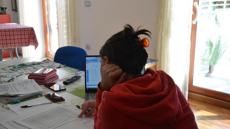 Quelle 44mila mamme che lasciano lavoro: “Pochi asili, congedi impari, iniquità salariale e stereotipi di genere”