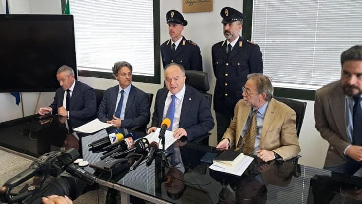 Poliziotti infedeli vendevano dati su calciatori e cantanti ad agenzie private, 30 indagati