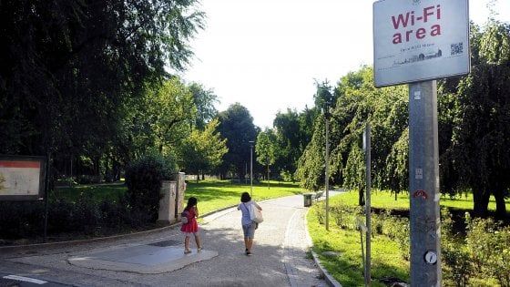 Milano, parte il nuovo wi-fi pubblico: navigazione senza limiti e un solo accesso per 650 hotspot