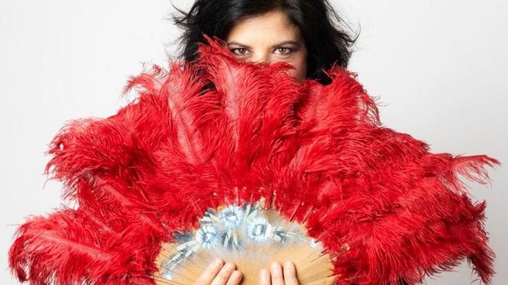 Sogni, famiglie queer e risate: la “fulminata” Annagaia Marchioro si mette in scena