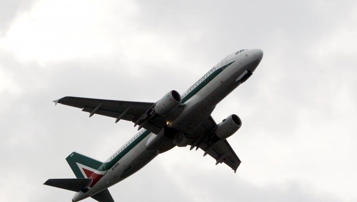Alitalia, Ita: "Vendita biglietti dal 26 agosto". Obbligo Green Pass per i dipendenti, parte la trattativa sindacale