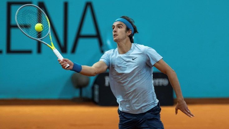Tennis, Musetti super un set e mezzo: Tsitsipas rimonta e va in finale a Lione