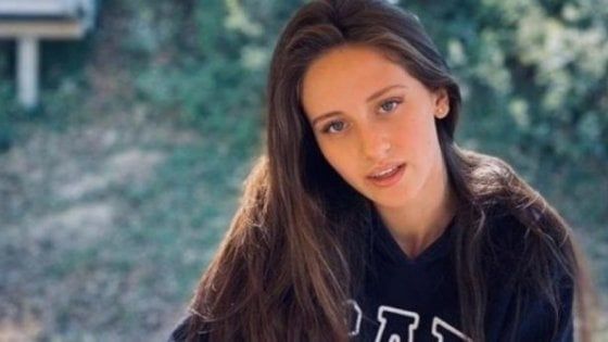 La jeep fuori strada a Mykonos, giù per la scogliera: "Addio Carlotta, eri solare e piena di vita"