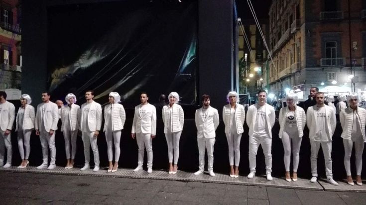Piazza Dante, svelato il mistero del cubo nero: c'è Skin con il suo dj set