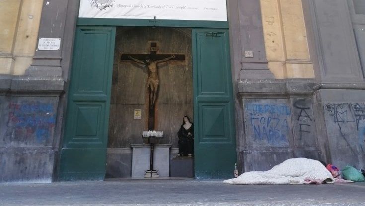 Alla Galleria Principe di Napoli Il clochard dorme sotto il crocifisso. E al Vomero muore un senza dimora