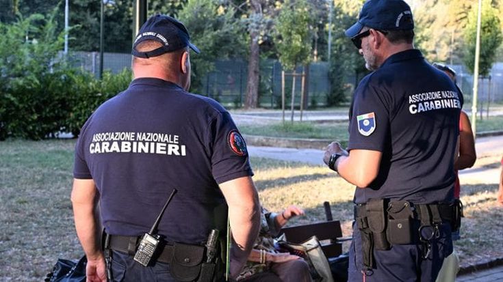 Sicurezza, a Bellariva l’esordio dei volontari: “Lì spacciano, qui l’altalena è rotta”