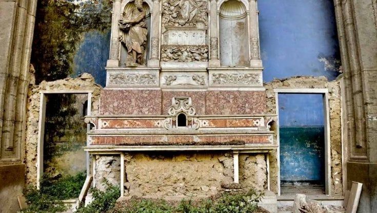 Aversa, degrado della chiesa della Maddalena: vandalizzato l'altare rinascimentale