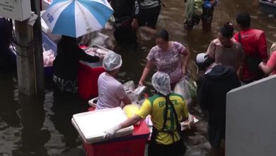 Bangkok allagata ma il mercato non si ferma: la spesa con l'acqua alle ginocchia