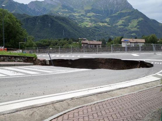 Lecco, la maxi voragine che nessuno ripara