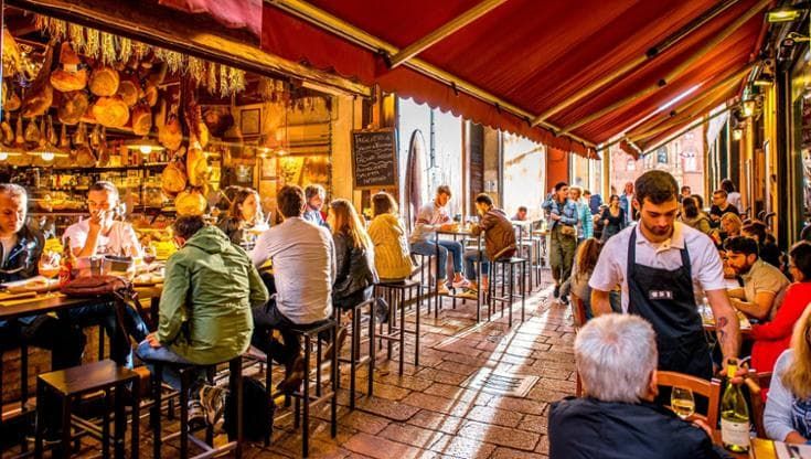 Sedersi a tavola per capire Bologna: ecco le trattorie che ne raccontano l’anima