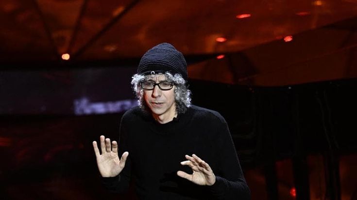 Giovanni Allevi, dalla malattia al palco di Sanremo: il monologo e la standing ovation dell’Ariston