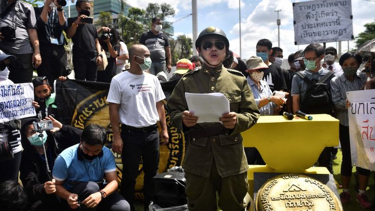 Thailandia, la rimozione al contrario: via le statue degli eroi della democrazia nell'anniversario della rivolta del 1932 