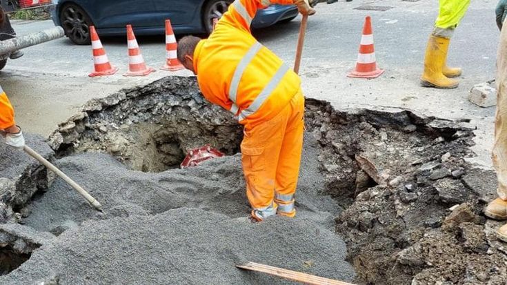 La rete “fa acqua”, altre due rotture di tubi con conseguenze sulla viabilità. I lavori di posa della fibra tra le possibili cause secondo Iren