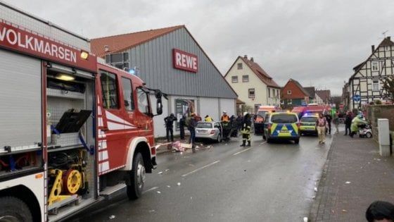 Germania, auto tra la folla al Carnevale: oltre 30 i feriti, anche bambini. Due arresti