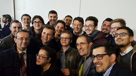 Il Pd (e Renzi) alla prova del Lingotto dopo la scissione. Boom di partecipanti, in tremila da tutta Italia per la sfida a Orlando e Emiliano