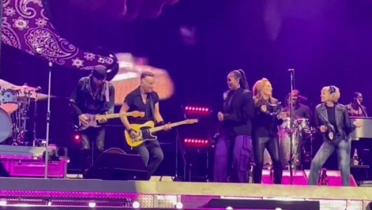 Michelle Obama corista a sorpresa di Bruce Springsteen a Barcellona