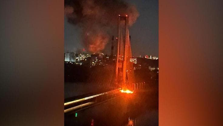 Ucraina, raid russo colpisce il Ponte Sud a Kiev: la struttura avvolta dalle fiamme