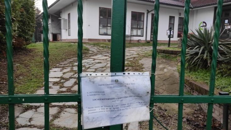 Rivoli, il circolo del tennis è sotto sequestro: il custode vive recluso da 100 giorni