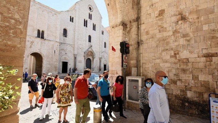 Bari, il turismo decolla a Pasqua e il 25 aprile: b&b e appartamenti verso il sold out. Arrivi anche dal Giappone