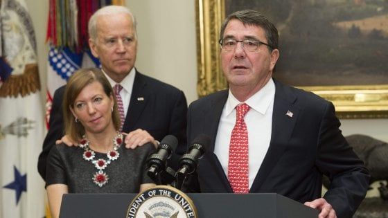Usa, ex candidata dem accusa Joe Biden di contatti fisici: "Mi baciava dietro la testa"