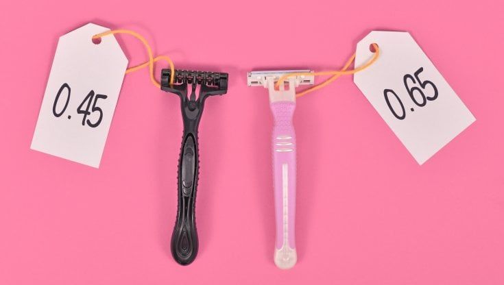 Pink tax, cos'è e quanto vale la tassa che pagano solo le donne
