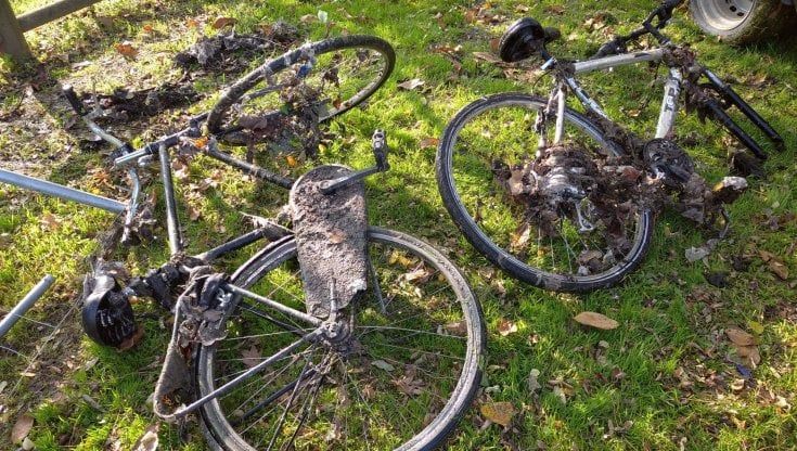 Parma, la municipale ripulisce il canale dalle bici