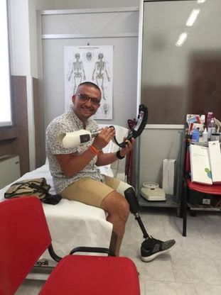 Milano, le protesi da gara per il runner con le stampelle: "Pronto Valencia"