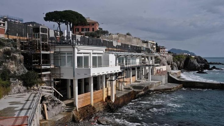 Via le barriere architettoniche e continuità con la spiaggia libera: a Genova riaprono i “Monumento”, i primi bagni ristrutturati secondo la Bolkestein