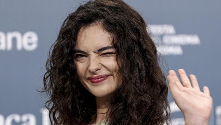 Deva Cassel: “I miei genitori mi hanno insegnato che il vero dono è amare, non essere amati”