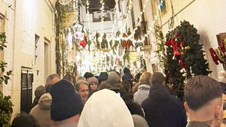 “Qui come Roccaraso”: monta la rabbia a Locorotondo invasa in un giorno da 80 pullman di turisti