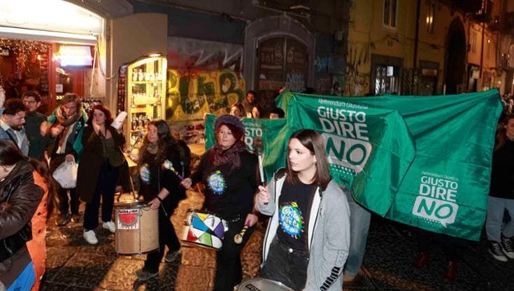 Referendum, rush finale tra i giovani della movida.“Un No per la democrazia”
