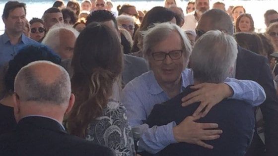 Salerno,  Sgarbi alla Stazione Marittima: "E' bella ma inutile"