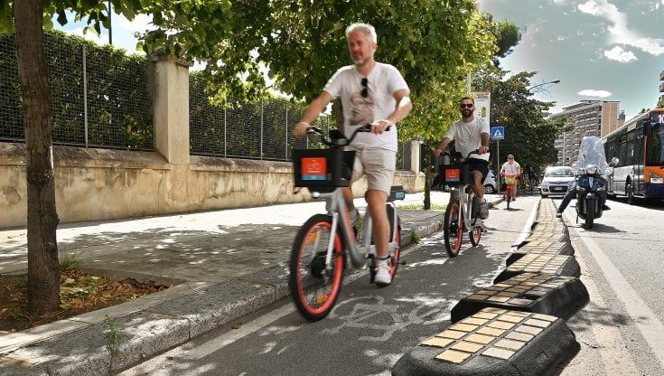Trappola piste ciclabili. I 50 km di buche e pericoli rischi per bici e monopattini