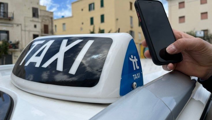 Bari, il taxi si può prenotare direttamente su WhatsApp: "Si invia la posizione e il gioco è fatto: così niente più attesa al centralino"