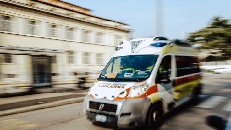 Incidenti stradali, ubriaca alla guida investe mamma con il passeggino: feriti i due bambini